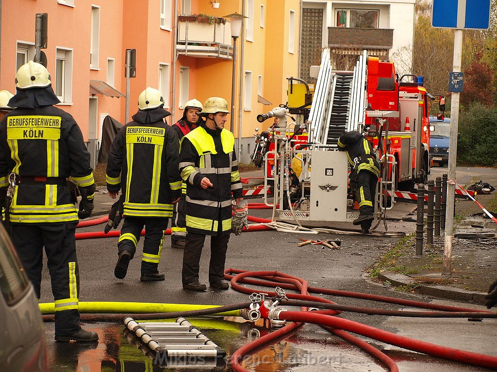 Feuer 3 Reihenhaus komplett ausgebrannt Koeln Poll Auf der Bitzen P518.JPG